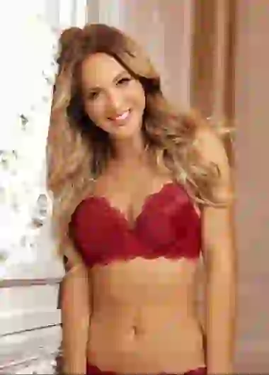 Con su sonrisa y su chispa, la rompió en la pista.