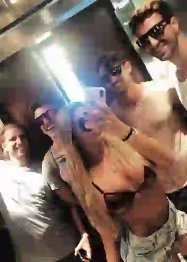 Los chicos no la dejaron en paz a Aye.