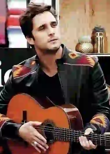 El mexicano parece haber sentado cabeza en el amor.