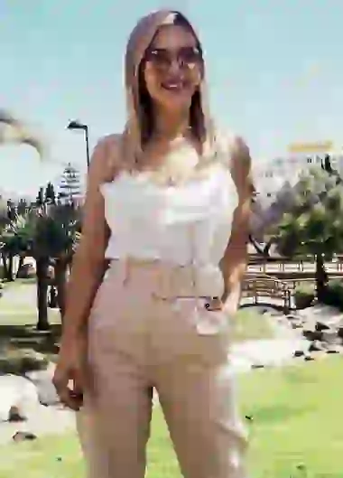 Eva Anderson da clases de yoga en geriátricos