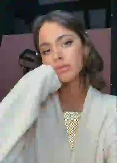 Ella le pone su mejor onda, pero el tema la tiene cansada.