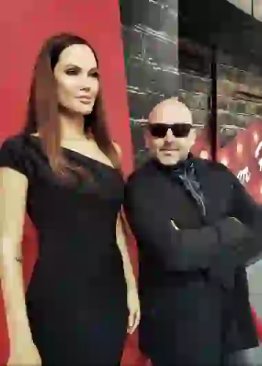 En el Museo de Cera, junto a Angelina Jolie.