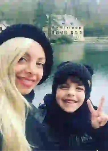 La rubia se fue con su novio futbolista a un país maravilloso.