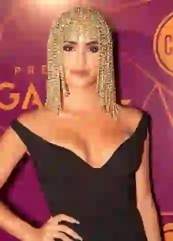 La peluca las puso nerviosa a las chicas.