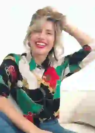 La rubia no quiere saber nada con la cocina.