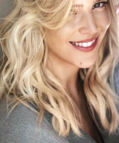 Luisana se cambió su look por trabajo.