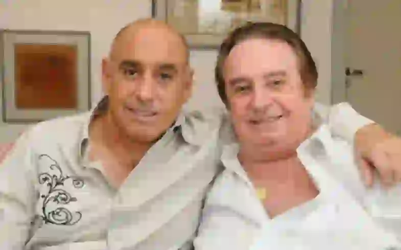 Su hijo lo encontró en el piso de su habitación