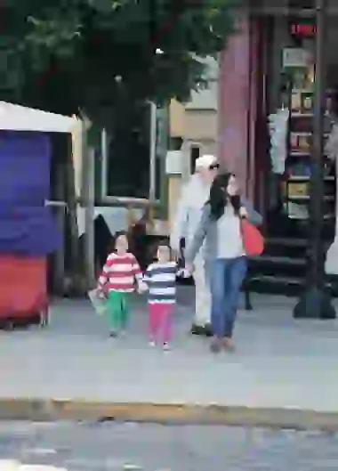 Norman Briski junto a su mujer y sus hijas