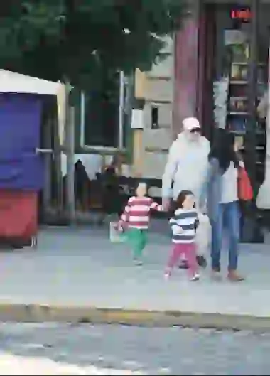 Norman Briski junto a su mujer y sus hijas