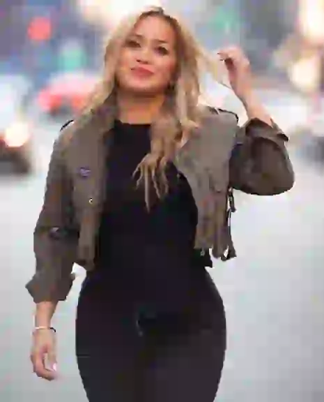 Karina desea terminar el secundario el año próximo.