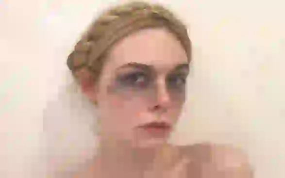 Elle Fanning se desmayó por culpa de un vestido