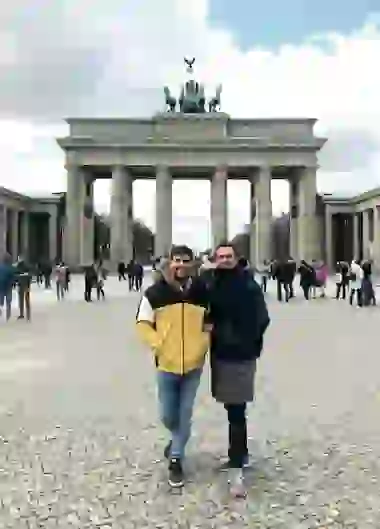 Charly G junto a su novio de vacaciones por Europa