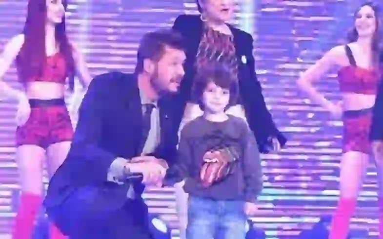 Marcelo y el pequeño Lolo en el escenario.