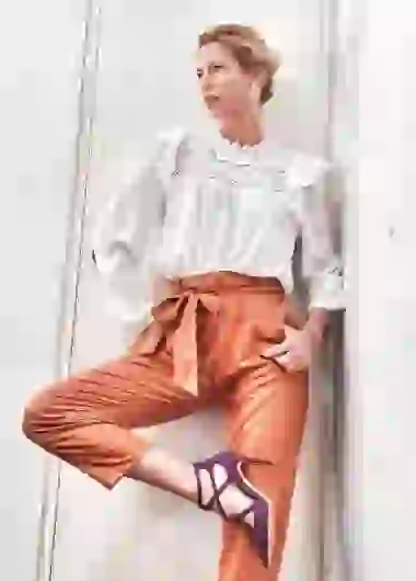 La rubia no tendría la mejor con sus compañeros.