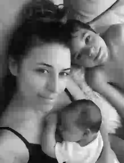 Mariana practica yoga en su casa con sus hijos.