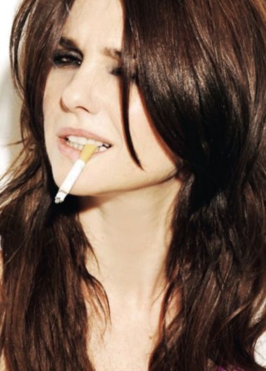 Una foto que se tomó Araceli para la revista Gente con su aliado: el cigarrillo.