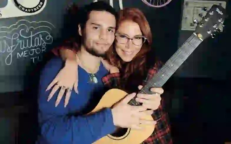 La mamá no suelta a su bebé.