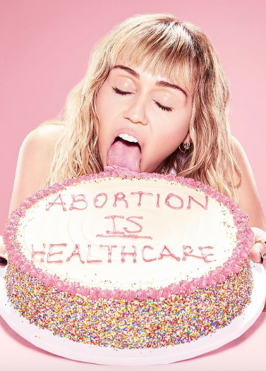 Miley Cyrus lame una torta que en favor del aborto