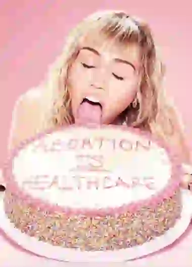 Miley Cyrus lame una torta que en favor del aborto
