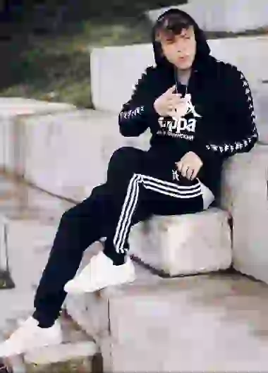 Hoy, Paulo todavía vive con sus padres.