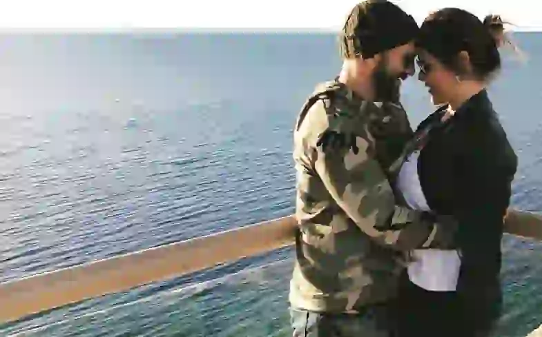 Juntitos frente al mar.