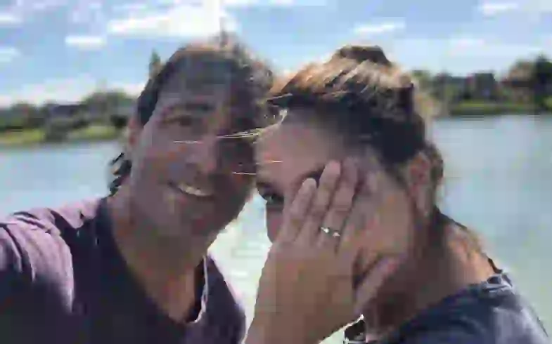 Juan y Maju: divertidos y enamorados.