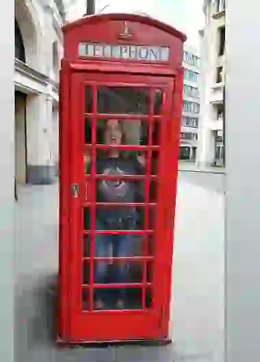 Encerrada, en uno de los típicos teléfonos.