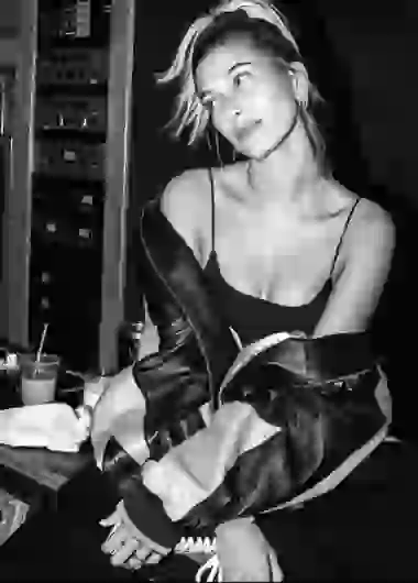 Hailey luce su anillo de casada