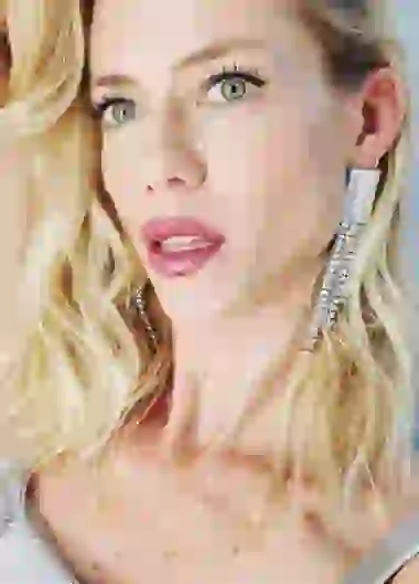 La rubia no tiene pelos en la lengua y se mete en todas.