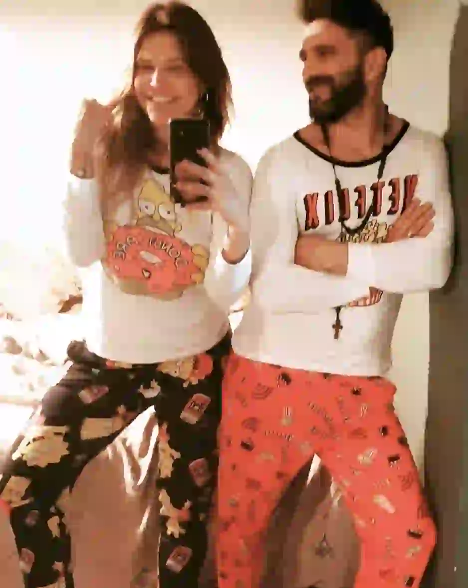 Nazarena y su pareja posan luciendo diferentes pijamas.