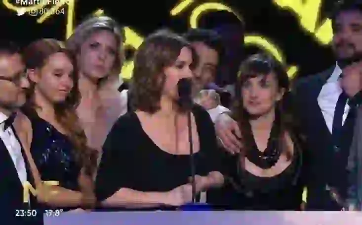 El elenco recibe el Oro