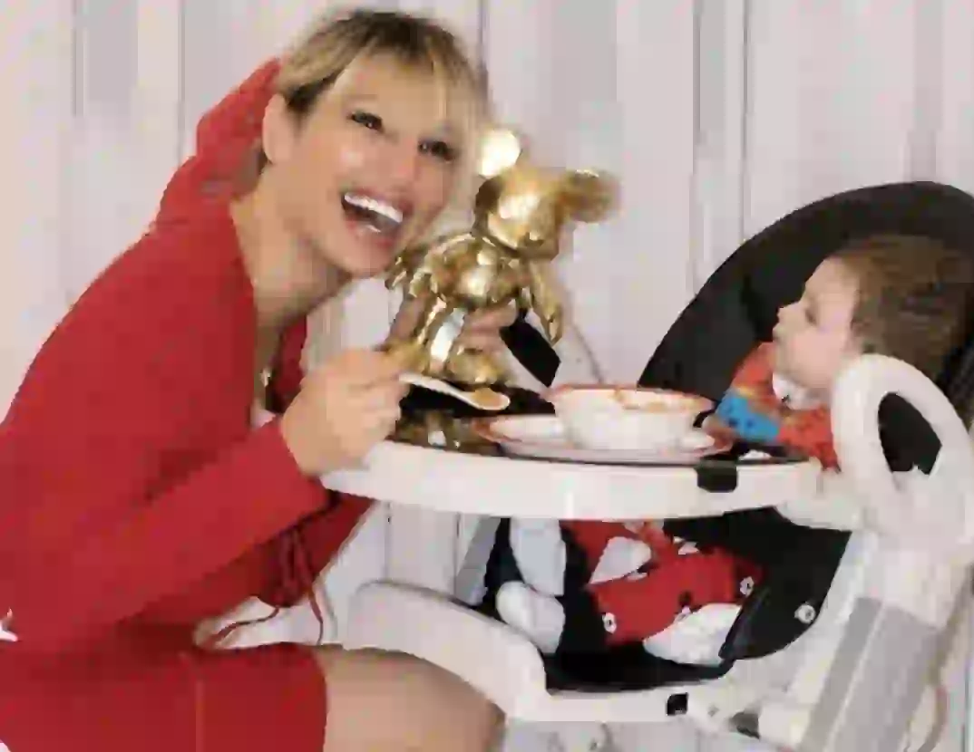 Vicky le preparó papilla a su hijo.