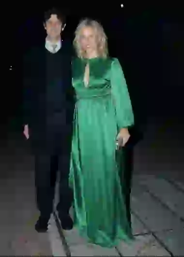 Su pareja, acompañó con corbata al tono