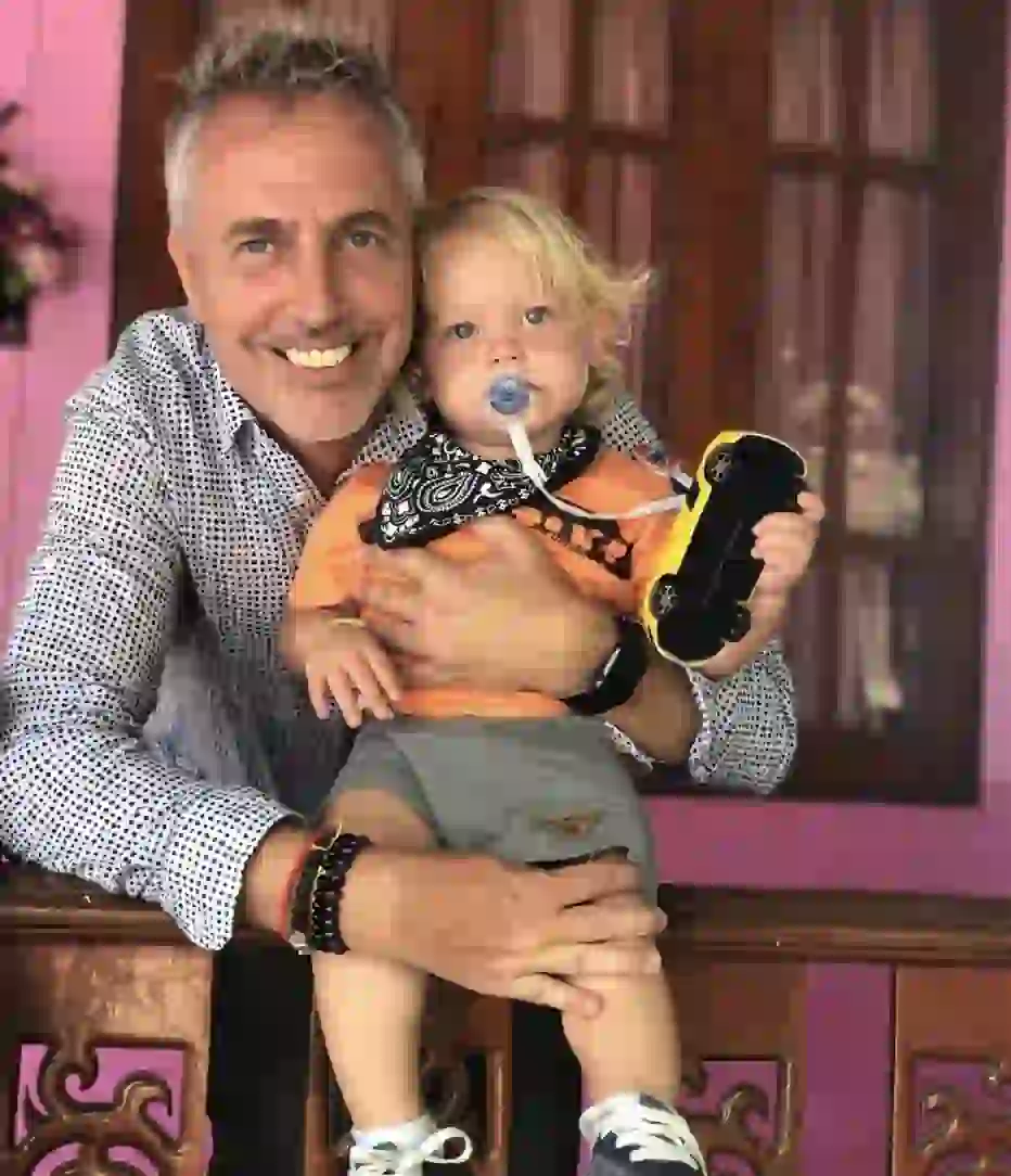 Desde Israel, Mirko se mostró cantando en inglés.