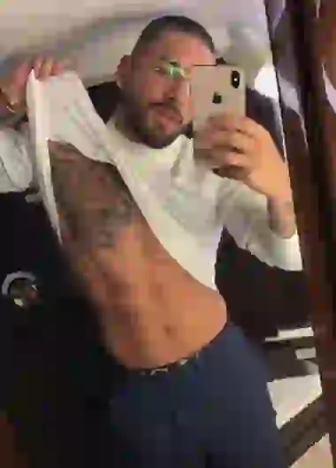 Maluma muy orgulloso de sus abdominales