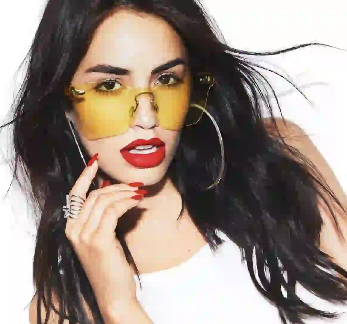 Lali posó con fiebre, ¡sin corpiño!