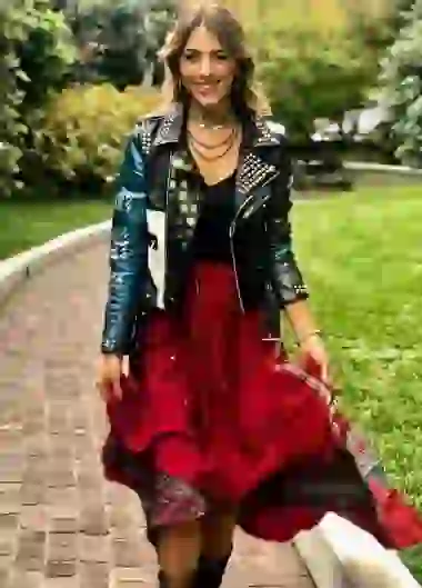 La modelo está feliz de la vida.