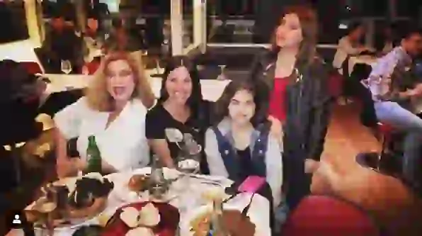 Salomón junto a su amiga Adriana Chaumont y sus hijas.