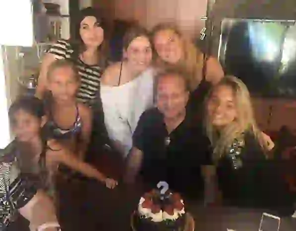 El periodista falleció acompañado por todas sus mujeres.