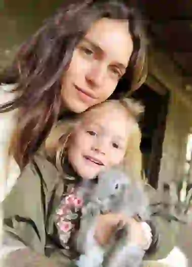 La pequeña es fana de su conejo.