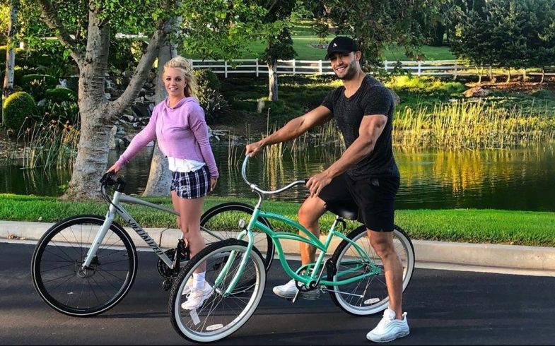 Britney también se mueve en bici con su pareja.