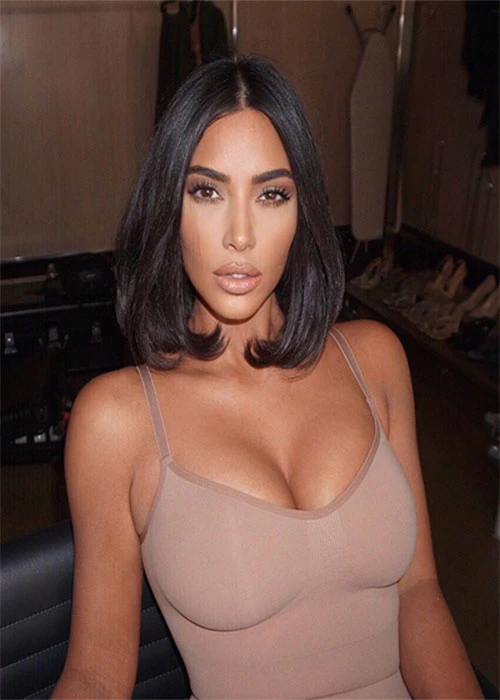 Kim tapa su psoriasis con su nueva línea de maquillaje.