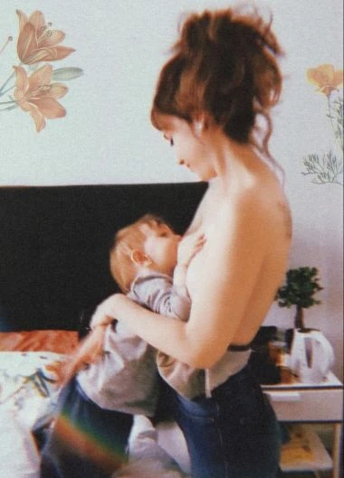 Anton, prendido en la teta de su mamá hasta hace poco.