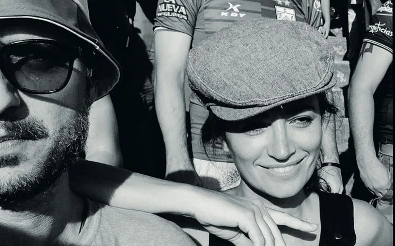 Juntos, viendo fútbol en la cancha de Ferro.