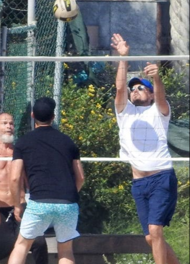 Leo DiCaprio jugando al voley
