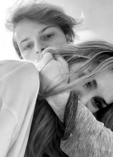 El galancete cuida a la hija de Marcelo.