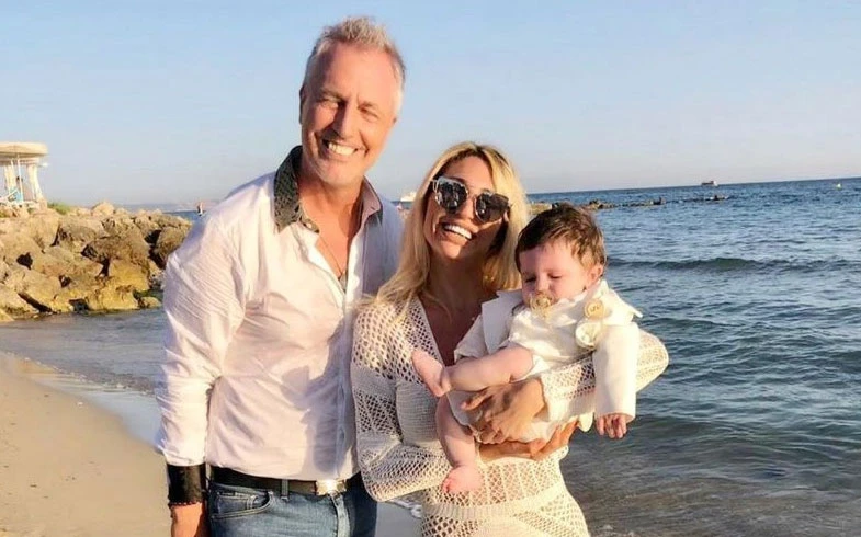 Vicky, Salvador y Marley frente al Mar Mediterráneo.