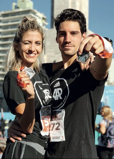Cande y su novio, muestran con orgullo sus medallas