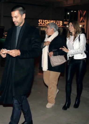 Chino Leunis, atrás su mamá junto a su novia Maca