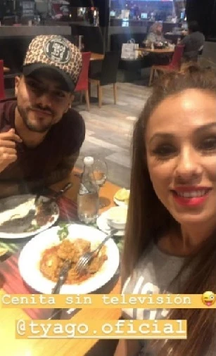 Tyago y Barby cenaron juntos mientras El Polaco bailaba. 